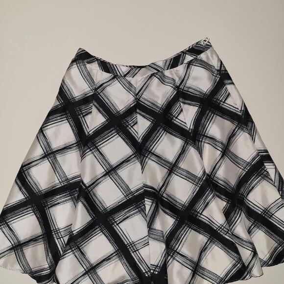 Banana Republic Silk Swingy Geometric/Plaid Skirt, Size 8 Petite, VGUC - Picture 3 of 3